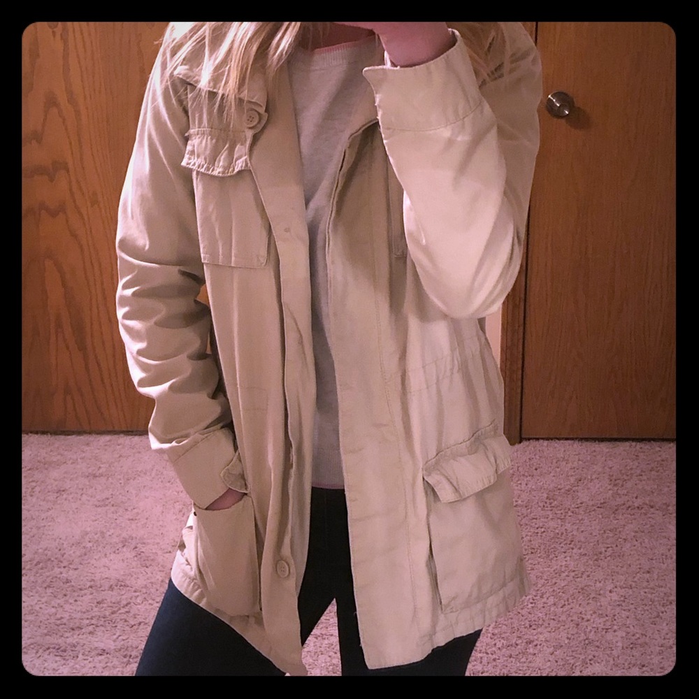 Women’s Lightweight Tan Utility Jacket.